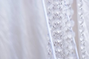 Kristal avize. Büyük klasik kristaller. Büyük, güzel bir kristal avizenin alçak açılı çekimi. Parlak parlak yansımasıyla.