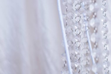 Kristal avize. Büyük klasik kristaller. Büyük, güzel bir kristal avizenin alçak açılı çekimi. Parlak parlak yansımasıyla.