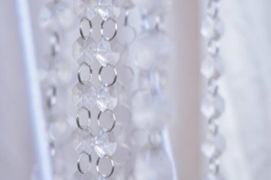 Kristal avize. Büyük klasik kristaller. Büyük, güzel bir kristal avizenin alçak açılı çekimi. Parlak parlak yansımasıyla.