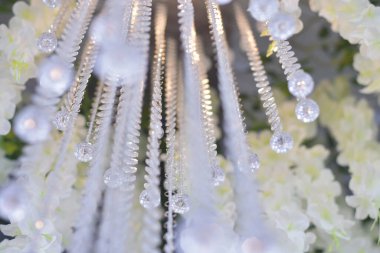 Kristal avize. Büyük klasik kristaller. Büyük, güzel bir kristal avizenin alçak açılı çekimi. Parlak parlak yansımasıyla.