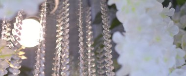 Kristal avize. Büyük klasik kristaller. Büyük, güzel bir kristal avizenin alçak açılı çekimi. Parlak parlak yansımasıyla.