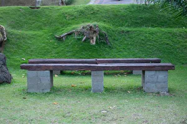 Cadeira Madeira Parque Com Fundo Grama Verde — Fotografia de Stock