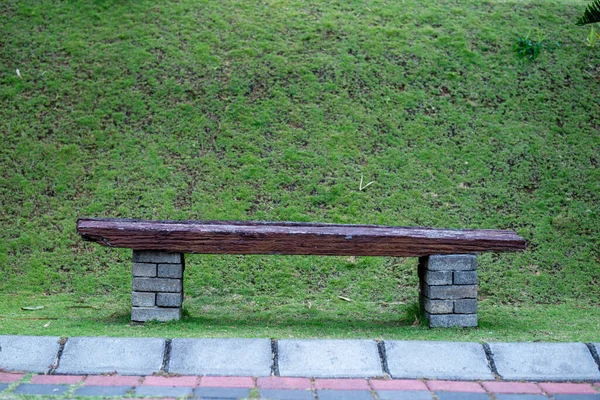 Chaise Bois Dans Parc Avec Fond Herbe Verte — Photo