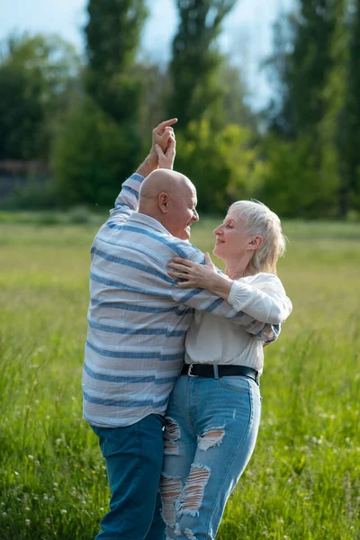 Mutlu son sınıf çifti romantik bir şekilde buluşur ve güneşli havada dans eder.