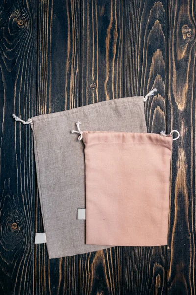 Ahşap zemin üzerinde pamuk geri dönüşümlü eko torbalar, üst görünüm