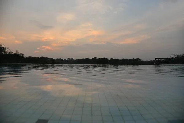 Çatı sonsuz su dalgalı yüzme havuzu .