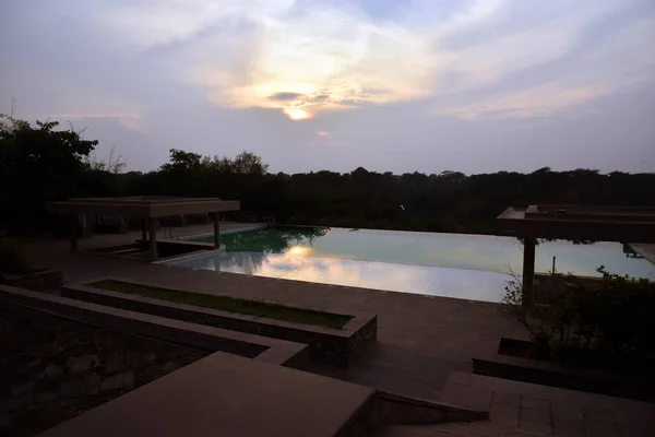 Mavili sonsuz yüzme havuzu ve tatil köyü..