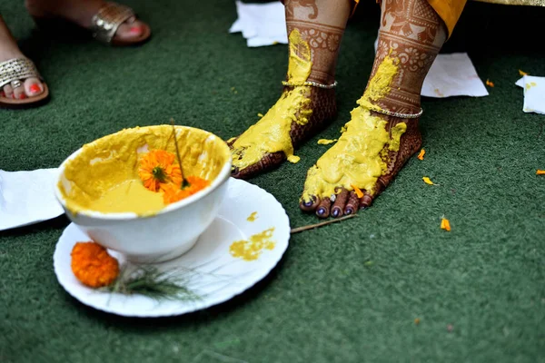 Gelin Haldi ritüelleri, Hindistan 'daki en eski ve en eski ritüellerden biridir. Akrabaları ve arkadaşları da dahil olmak üzere geline bu sandalet, yağ ve zerdeçal macununu sürer. 