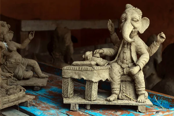 Lord Ganesh / Ganesa - Ganesh Chaturthi 'den önce Hindistanda yerel esnaf tarafından hazırlanan Ganesh' in aracı faresi Dinka 'yı tedavi eden bir doktor olarak gösterilen Ganesh Ganesh' in bitmemiş kil modeli.