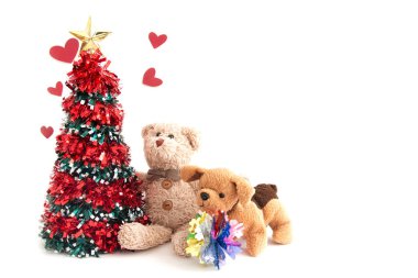 Oyuncak ayı ve şirin köpek yavrusuyla Noel ağacı yeni yılda mutlu hissettirir.. 