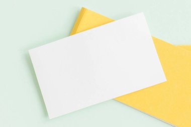 Pastel arkaplan üzerine beyaz kağıt kartın bir kopyası, pastel duvar kağıdı için yaratıcı tasarım.