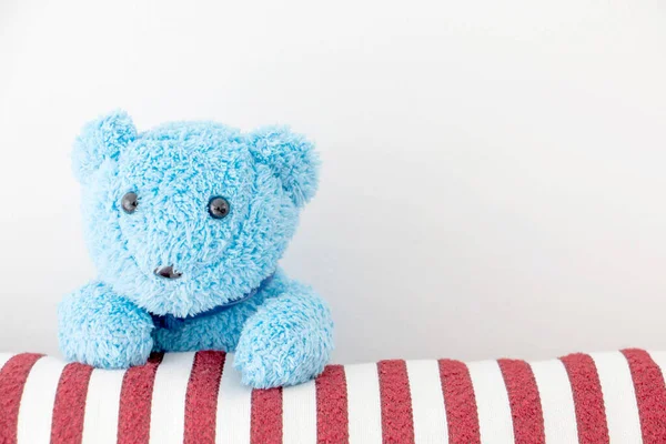 Leuke Teddybeer Met Een Rood Wit Kussen Witte Muurachtergrond — Stockfoto