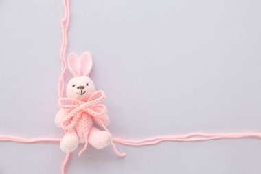 Tatlı tavşanlı pembe fiyonk, pastel arka planda Noel süsü.