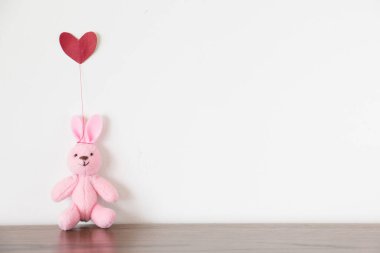 Tavşan kravatı kırmızı kalp balonundan bir ip Yeni yılı kutlamak için.