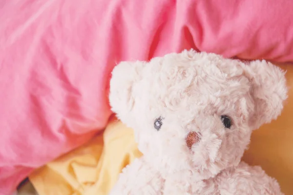 Frisch Morgen Legt Sich Der Teddybär Auf Das Bett Fühlt — Stockfoto