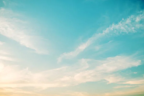 Yumuşak bulutlu gradyan pastel, soyut gökyüzü arkaplanı tatlı renkli.