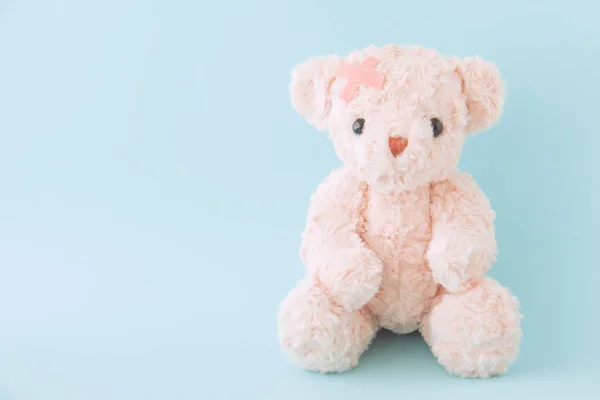 Kranker Teddybär Mit Verband Auf Blauem Grund Ist Ein Unfall — Stockfoto