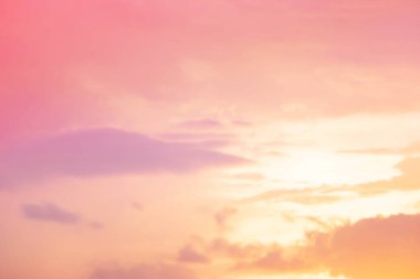 Yumuşak bulutlu gradyan pastel, soyut gökyüzü arkaplanı tatlı renkli.