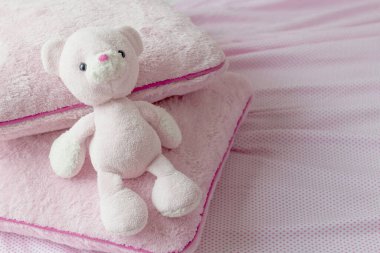 Oyuncak ayı yatağa uzanıp dinleniyor. 