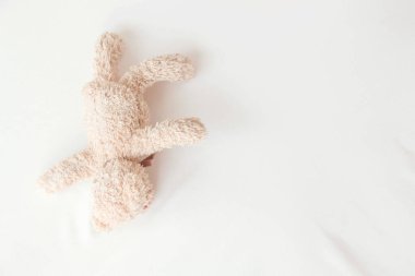 Oyuncak ayı yatakta yatıyor.