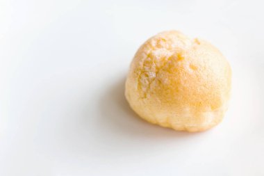 Beyaz arka planda nefis ev yapımı kremalı pasta.