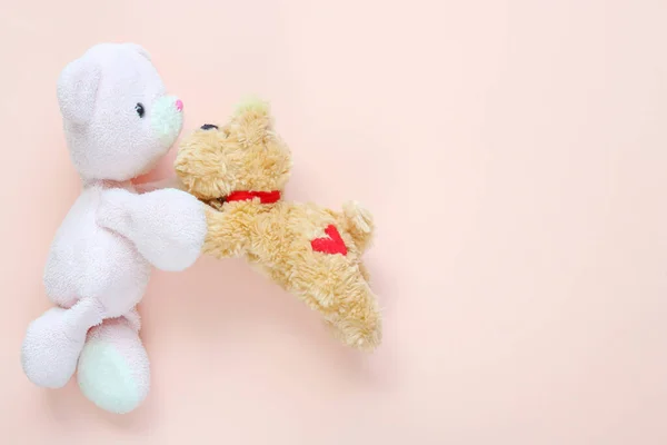 Teddybär Und Süße Welpenpuppe Umarmen Sich Auf Rosa Hintergrund — Stockfoto