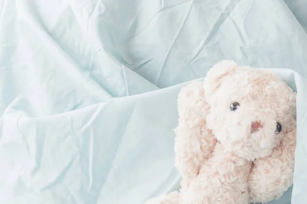 Cute Little Misia Śpi Łóżku Zielonym Kocu Doll Jest Relaks — Zdjęcie stockowe
