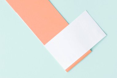 Pastel arkaplan üzerine beyaz kağıt kartın bir kopyası, pastel duvar kağıdı için yaratıcı tasarım.
