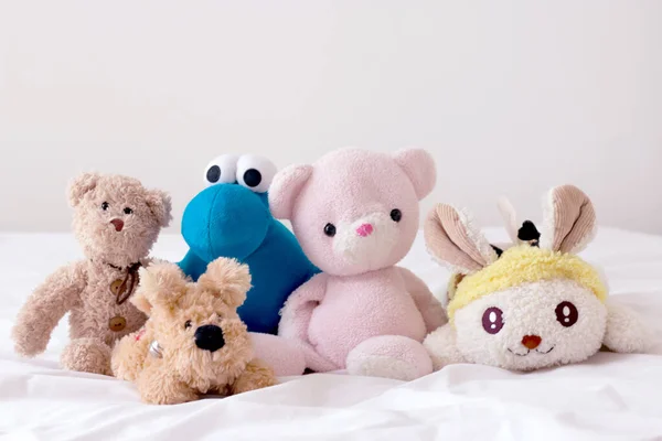 Oyuncak ayı ve beyaz kumaşlı arkadaşlar.