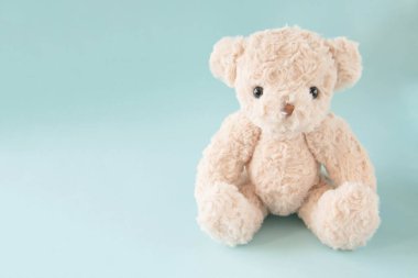 Mavi arka planda sevimli bir oyuncak ayı..