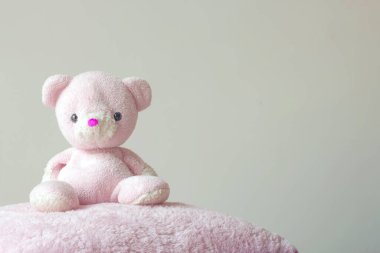 Küçük oyuncak ayı kendini yalnız hissediyor, düşünceli bebek umut bekliyor.