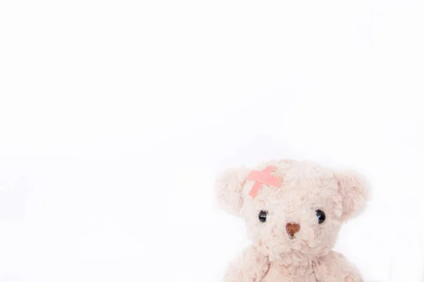 Urso Pelúcia Doente Com Uma Bandagem Fundo Branco Animal Acidente — Fotografia de Stock