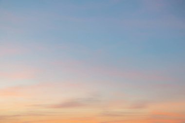 Yumuşak bulutlu gradyan pastel, soyut gökyüzü arkaplanı tatlı renkli.