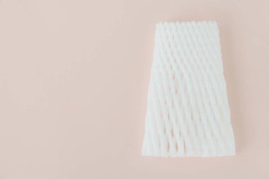 Pastel arka planda meyve koruması için beyaz köpük ağı