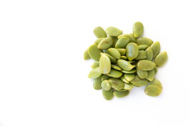 Beyaz arkaplanda Phatakin tohumu (Leucaena leucocephala)