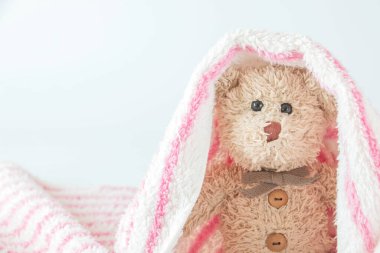 Sevimli ayıcık saklambaç oynuyor ve kumaşla arıyor, Happy Feel konsepti.