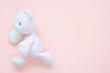 Pastel arka planda oyuncak ayı
