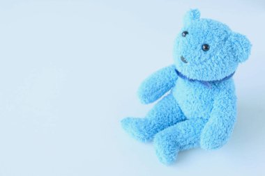 Beyaz zeminde oyuncak ayı