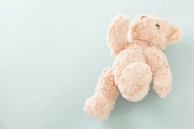 Oyuncak ayı spor salonunda egzersiz yapıyor, Doll egzersiz yapmak için sıcak bir vücut arıyor, sağlıklı yaşam tarzı egzersizi iyi bir yaşam için.