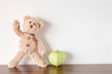 Yeşil guava meyveli şirin bir oyuncak ayı. O güçlü, sağlık ve diyet konsepti.