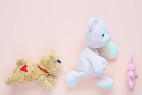 Teddybär Und Süße Puppe Laufen Auf Rosa Hintergrund — Stockfoto