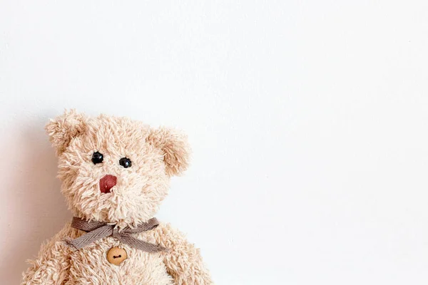 Lindo Oso Peluche Con Una Cara Feliz Sobre Fondo Blanco —  Fotos de Stock