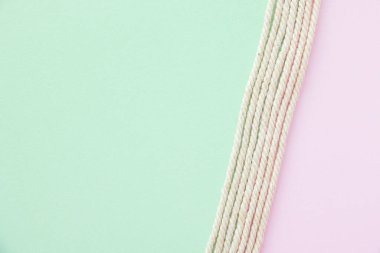 İki ton renk arkaplan üzerinde çizgi beyaz ipleri