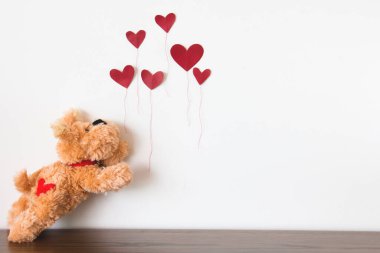 Köpek yavrusu balonlarla eğleniyor ve gülüyor