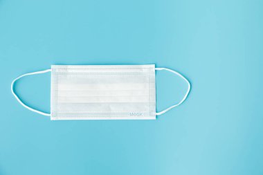 Mavi arkaplanda beyaz koruyucu maske