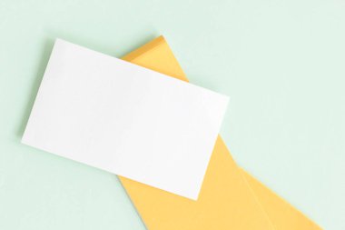 Pastel arkaplan üzerine beyaz kağıt kartın bir kopyası, pastel duvar kağıdı için yaratıcı tasarım.