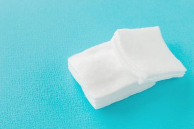 Mavi arkaplanda beyaz pamuk pedler