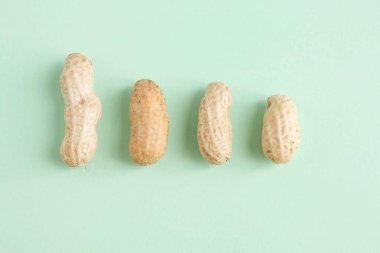 Pembe arka planda dört fıstık