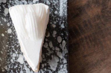 Taş levha yüzeyinde lezzetli hindistan cevizli kek dilimi.