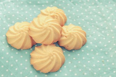 Yeşil benekli peçetede mini kurabiyeler